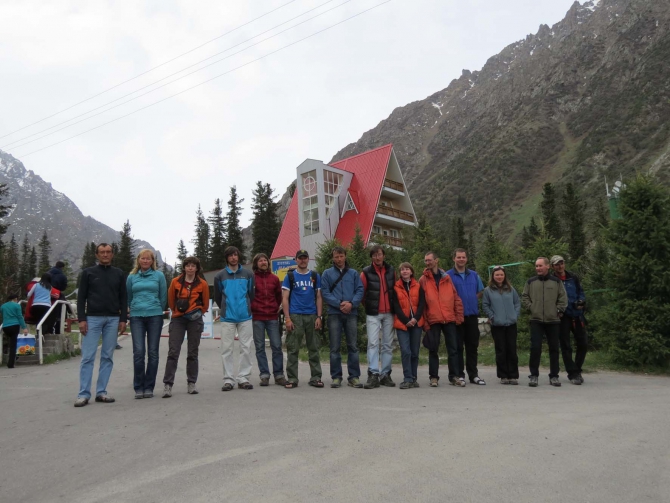 "А ЗА ОКОШКОМ МЕСЯЦ МАЙ..." (Альпинизм)