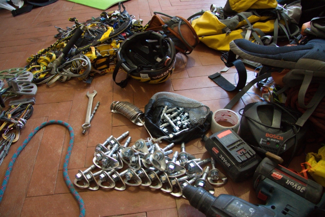 В поисках зимнего лазанья (Альпинизм, хибины, бастион вудьявра, вудъявра, вера, високосный день, headwall attack, сивера, sivera, sivera team, grivel, юкспор, скалы мгу, 2б, щель надежности, ребро жесткости, маршруты в хибинах, сотник, нефедов, романов, юшман)