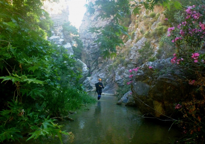 СЕМЬЯ МУРАДОВЫХ ВЫБИРАЕТ КРИТ! (Путешествия, каньонинг, canyoning)