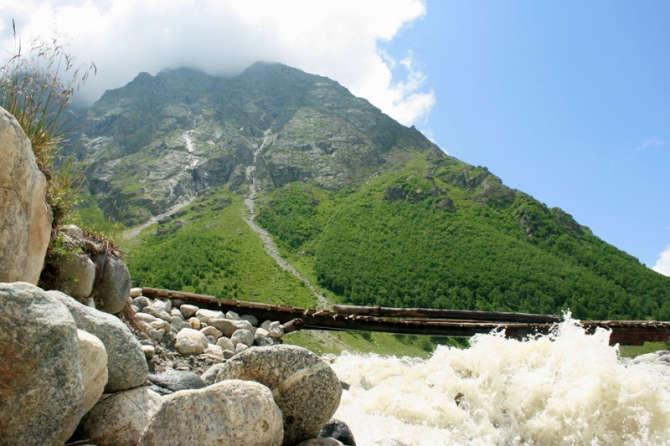 На гребне каменной волны (Альпинизм, пик брянский, безенги, альпбаза, альплагерь, скалолазание, альпинизм, горы, кавказ, виктор чайка, красноярск, соло, русские ночевки)