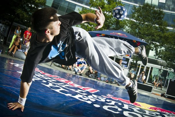 Москву завоевывает чемпионат по футбольному фристайлу (red bull)