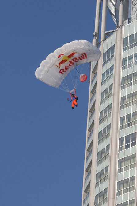 Валера Розов неожиданно прыгнул! Респект! (BASE, прыжки со зданий, swissotel, base, бейс)