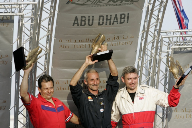 Бешеный порвал всех в небе Абу-Даби... (авиа-слалом, red bull, самолет, небо, соревнования)