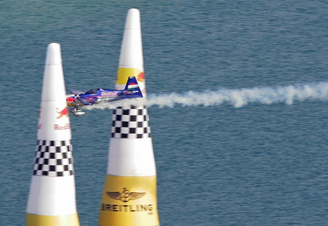 Бешеный порвал всех в небе Абу-Даби... (авиа-слалом, red bull, самолет, небо, соревнования)