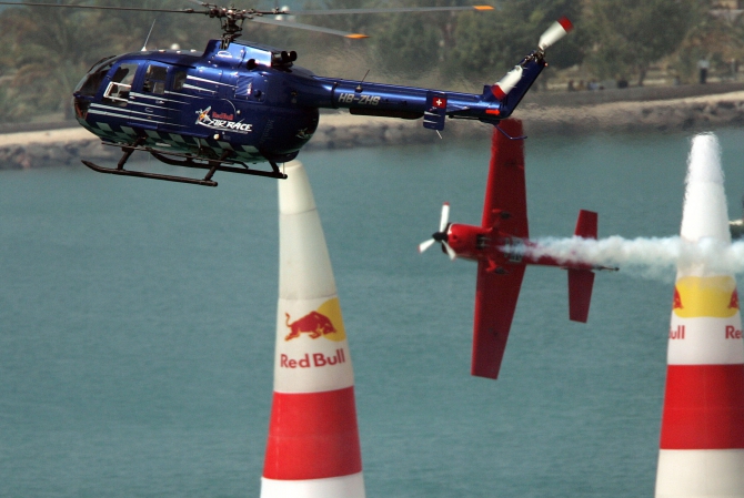 Бешеный порвал всех в небе Абу-Даби... (авиа-слалом, red bull, самолет, небо, соревнования)