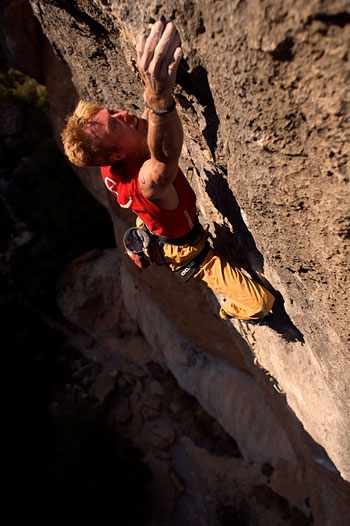 Андреас Биндхаммер повторяет La Rambla 9a+ и Broadway 8c+/9a в Сиуране... (Скалолазание, испания, сиурана, 9а)