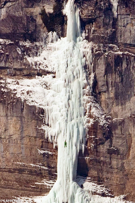 Восхождение по замерзшему водопаду l’Oule (V+, 5+), Франция (Альпинизм, ледолазание, альпинизм, водопад l'oule)