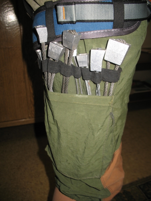 Оч.умелые ручки для альпинизма.Вариант крепления закладок на бедре у лезущего первым. (закладки, крепление закладок, лазание первым)