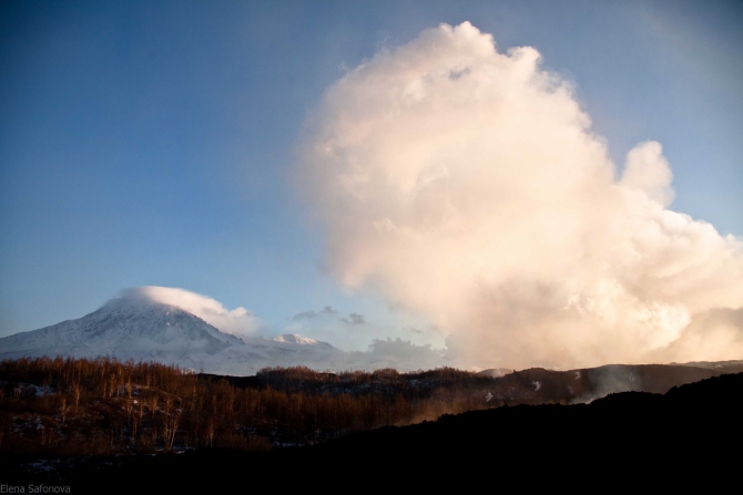 А на Камчатке извергаются вулканы. (Горный туризм, камчатка, горы, извержение, толбачик)