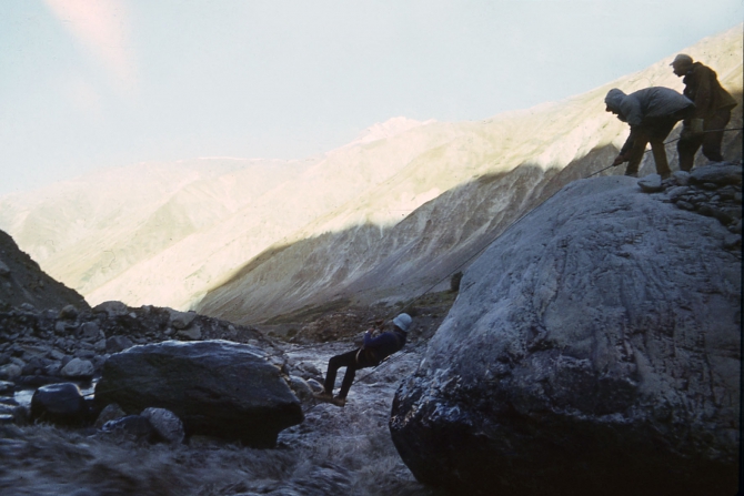 Организация переправы забросом веревки на целевой берег (Горный туризм, безопасность, переправа)