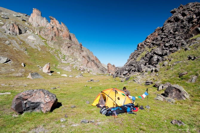 Эльбрус с севера на юг с ночевкой на седловине. Фоторассказ и полезная информация. (Альпинизм, приют на седловине, траверс эльбруса, седловина эльбруса)