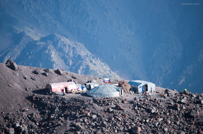 Эльбрус с севера на юг с ночевкой на седловине. Фоторассказ и полезная информация. (Альпинизм, приют на седловине, траверс эльбруса, седловина эльбруса)