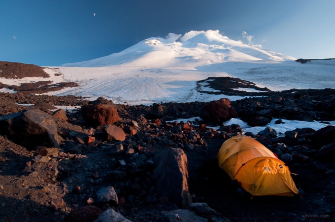 Эльбрус с севера на юг с ночевкой на седловине. Фоторассказ и полезная информация. (Альпинизм, приют на седловине, траверс эльбруса, седловина эльбруса)