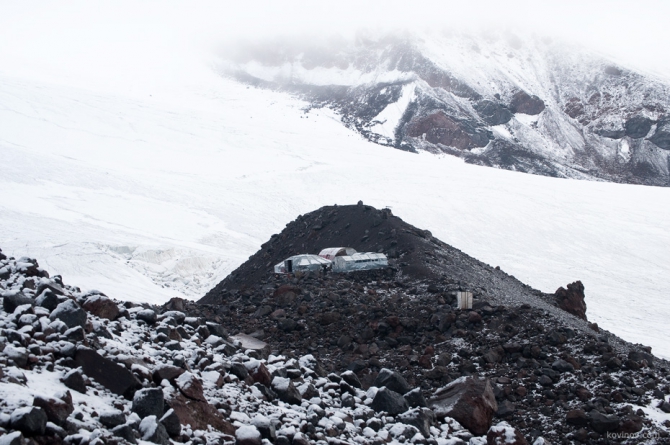 Эльбрус с севера на юг с ночевкой на седловине. Фоторассказ и полезная информация. (Альпинизм, приют на седловине, траверс эльбруса, седловина эльбруса)